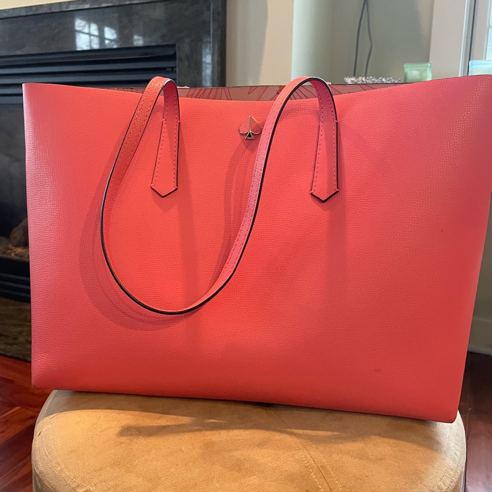 Kate Spade tote bag with pochette included in Salmon color.